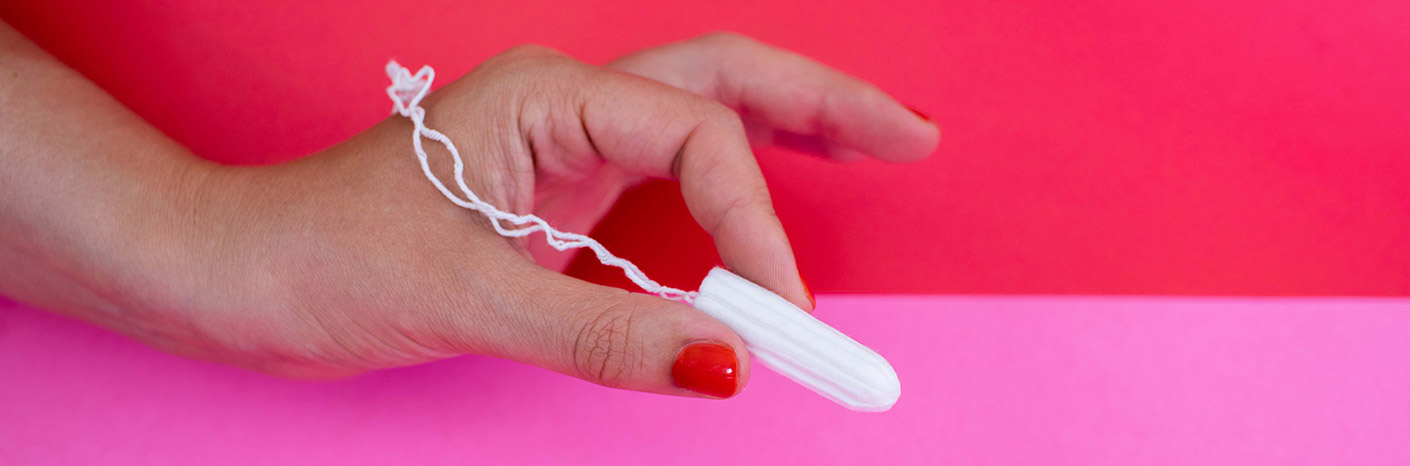 HAND HOLDING NON APPLICATOR TAMPON FEATURE IMAGE
