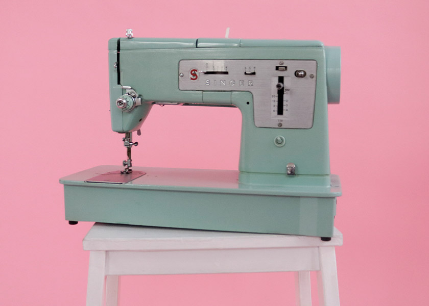 PHOTOGRAPH OF VINTAGE SEWING MACHINE