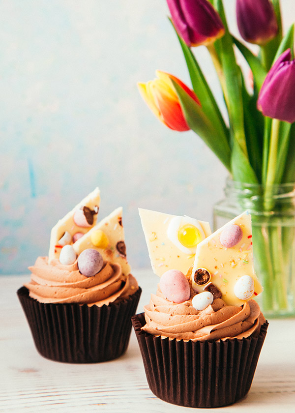 Two frosted Easter cupcakes